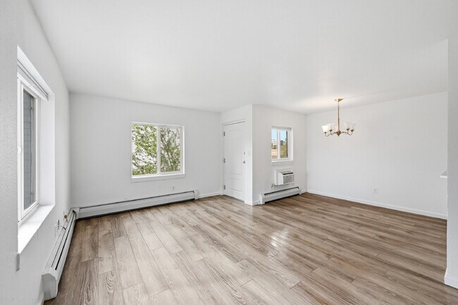 Foto del edificio - $1,440.95 with $300 Off the first month's rent,  2 Beds - 1 Bath, Condo in Denver with Granite Co...