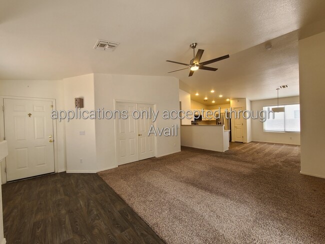 Foto del edificio - 8680 S Desert Dove Dr