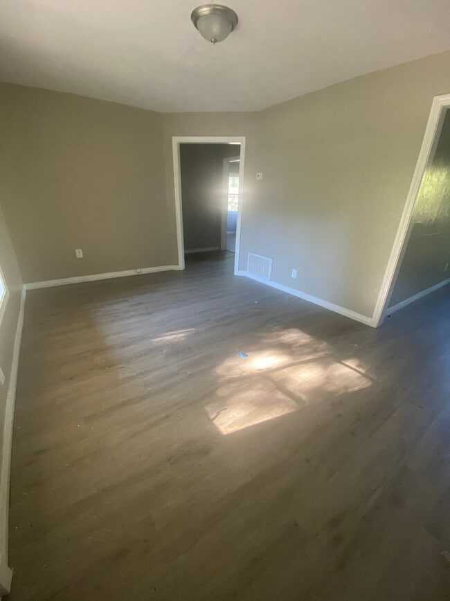 Building Photo - Charming 4-Bedroom Home with Beach Vibes!