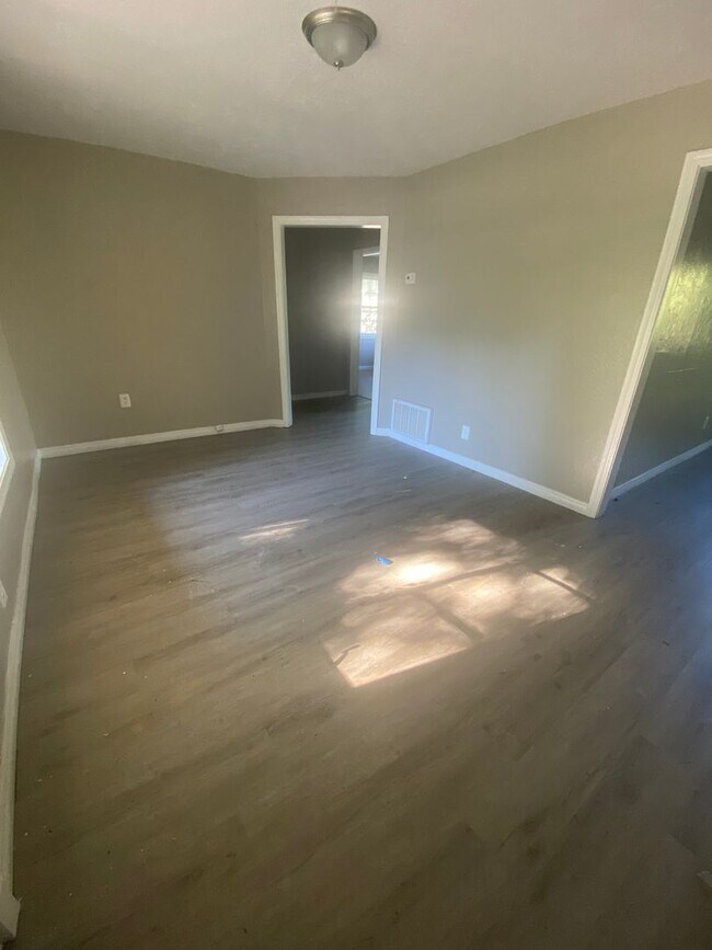 Foto del edificio - Charming 4-Bedroom Home with Beach Vibes!