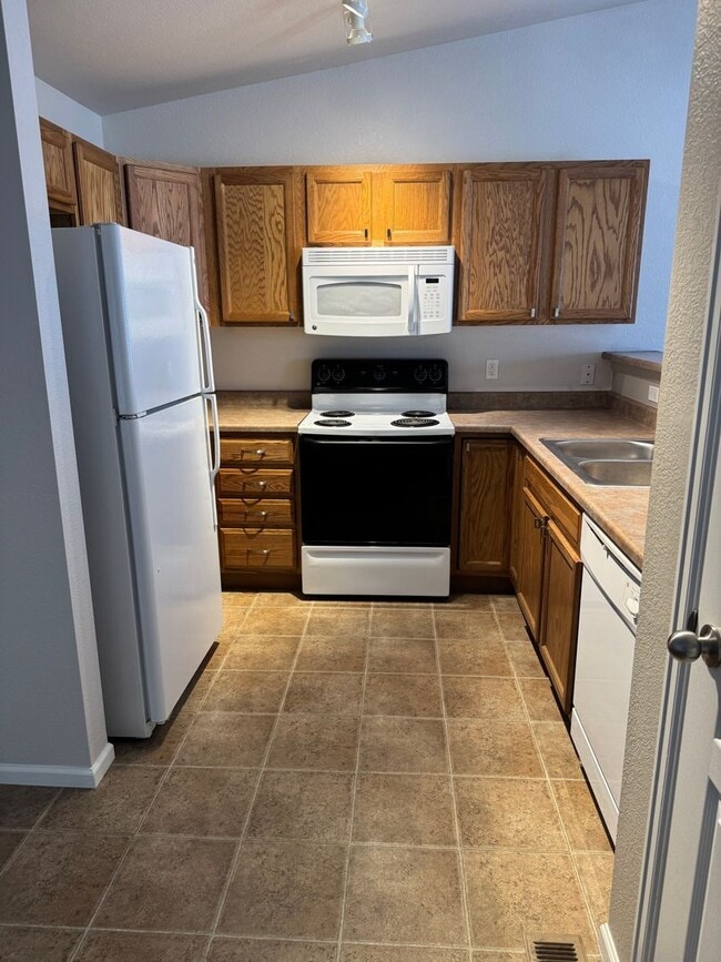 Building Photo - ALL PROSPECTIVE TENANTS MUST SUBMIT A $58 ...