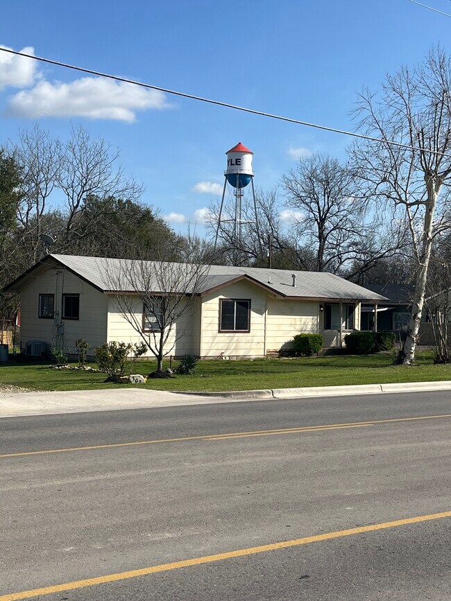 Foto del edificio - 300 N Burleson St