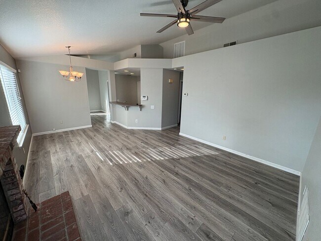 Foto del edificio - Cozy 3 Bed 2 Bath Home in Brentwood