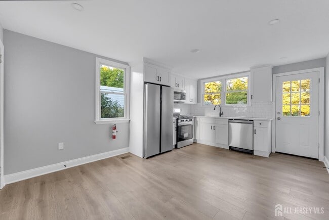 Building Photo - 15 N Main St