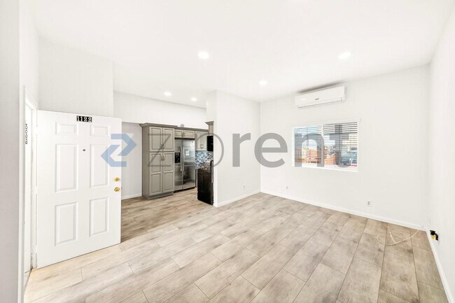 Building Photo - 1122 S Kingsley Dr