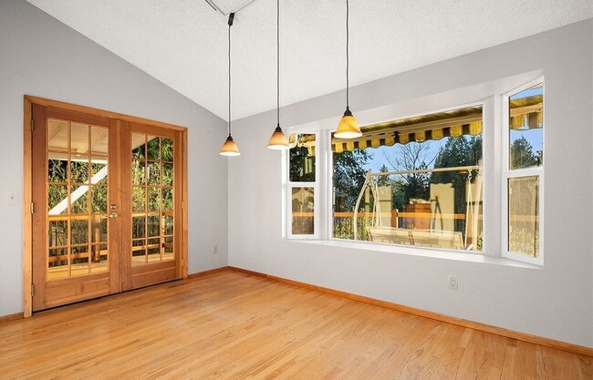 Building Photo - 4 Bed, 2.5 Bath Conveniently-located Single-family House Available for Rent!