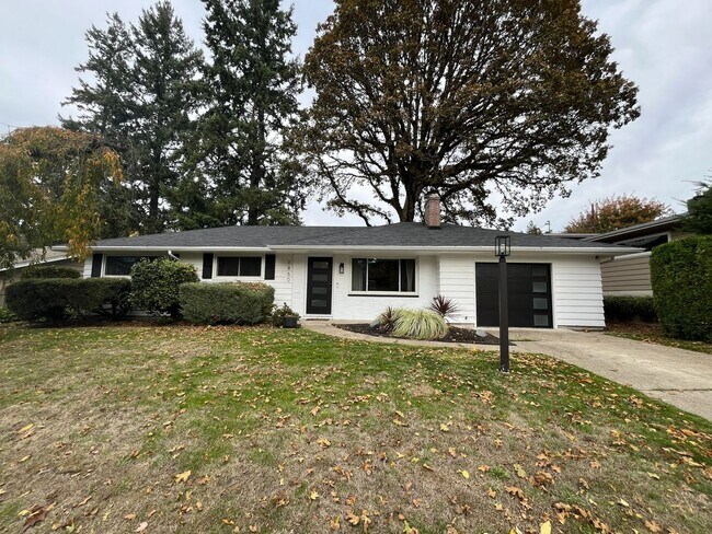 Foto del edificio - Beautifully Updated 3-Bedroom Home Near Commonwealth Lake – Single-Level Living & Large Fenced Ya...