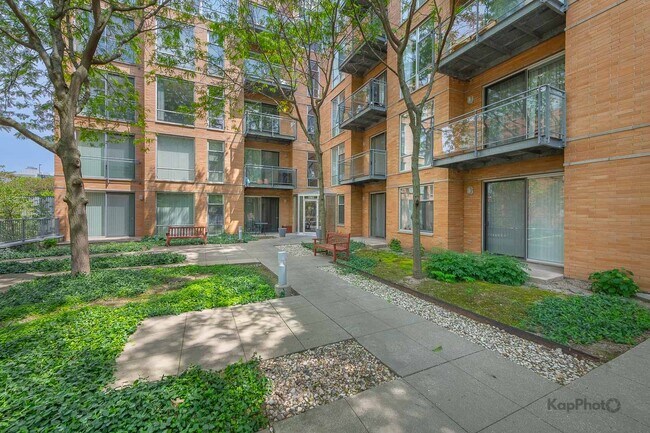 Building Photo - 1720 Oak Ave