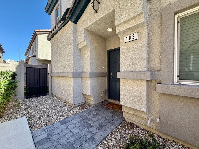 Foto del edificio - Northwest/ Aliante Area - Newer Townhome 3BD, PRIVATE YARD, ATTACHED GARAGE, ACROSS FROM POOL