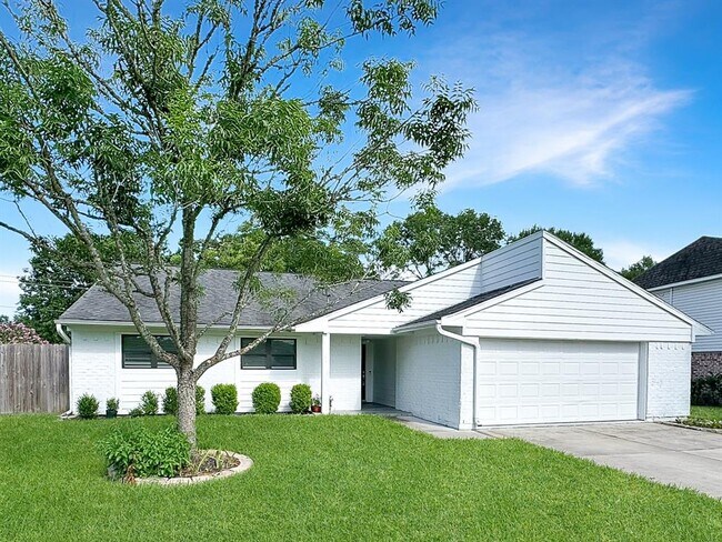 Building Photo - 405 E Castle Harbour Dr