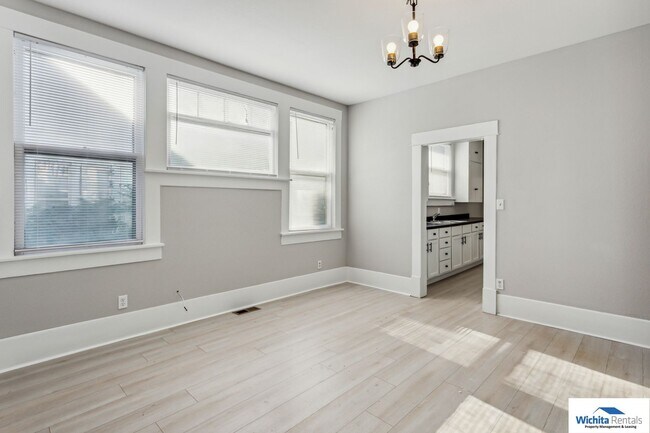 Building Photo - Large Bungalow  in College Hill - **Move in Special - 1/2 off first months rent**