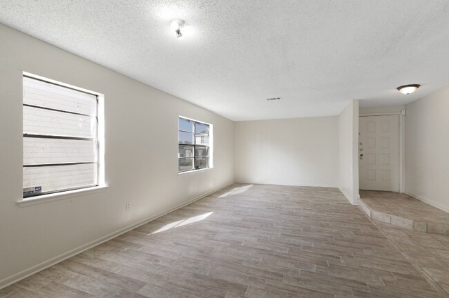 Foto del edificio - 4025 Glenmere Dr