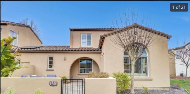Building Photo - End Unit Townhome with Privacy and Lots of...