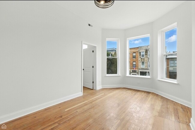 Building Photo - 909 W Addison St