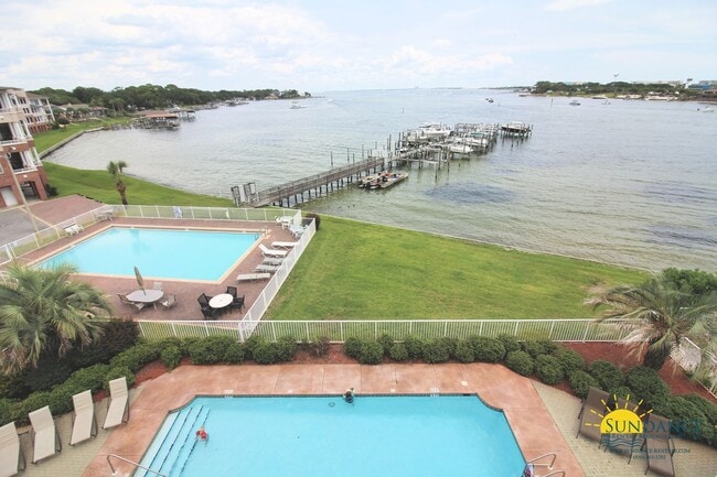 Building Photo - Stunning Top Floor Waterfront Condo, Avail...