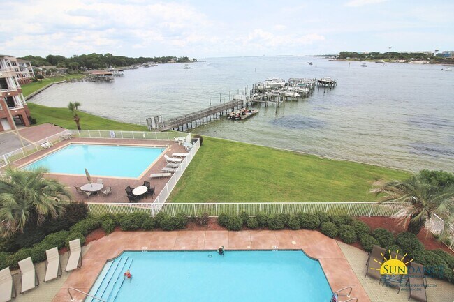 Foto del edificio - Stunning Top Floor Waterfront Condo, Avail...