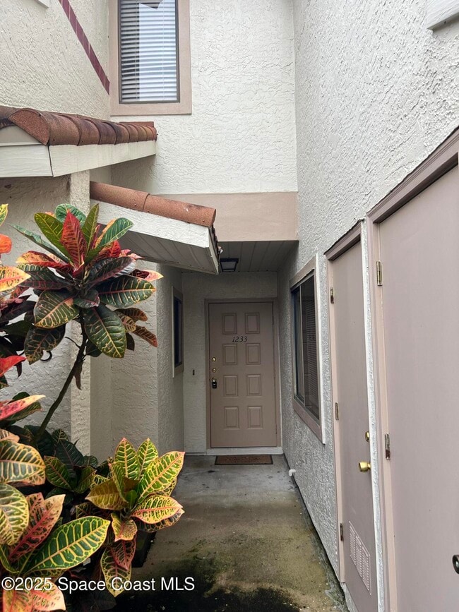 Building Photo - 1233 Country Club Dr
