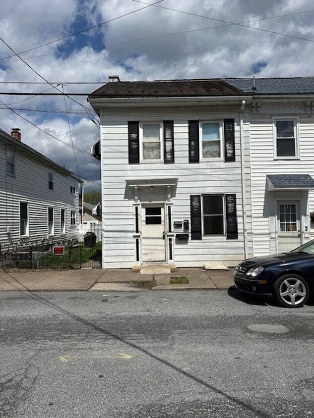 Primary Photo - 24 W Green St