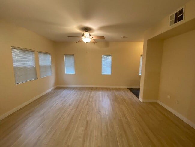 Building Photo - 1ST FLOOR 2 BED, 2 BATH CONDO, GATED COMMU...