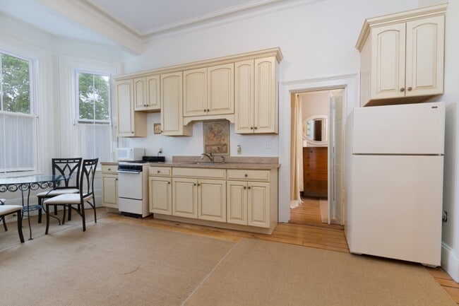 Building Photo - 95 Coggeshall Ave