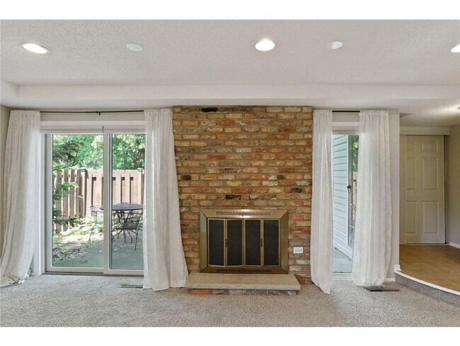 Foto del edificio - 4413 Cedar Lake Rd S