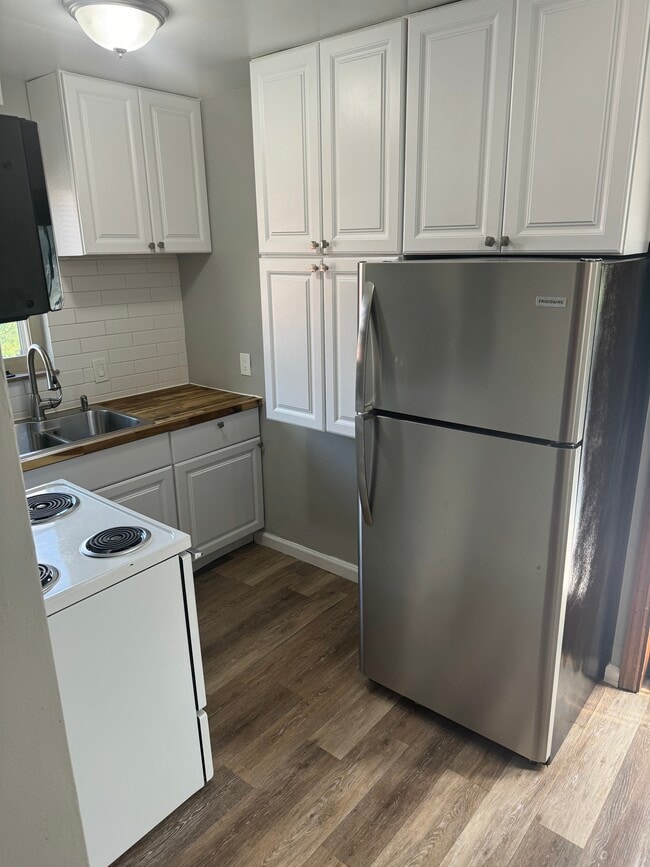 Kitchen - 2943 West Tower Ave