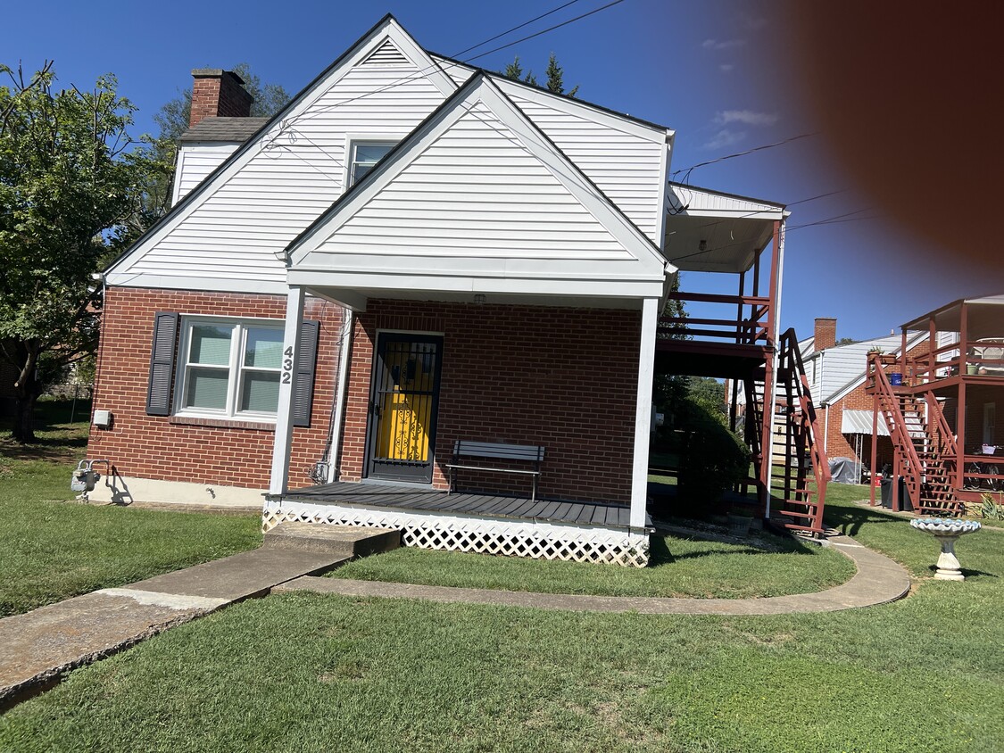 Building Photo - 432 Benson St