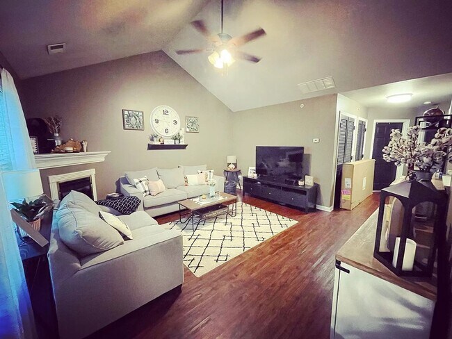 Building Photo - Clifton Condo!
