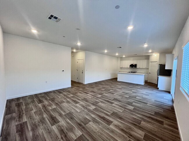 Foto del edificio - $3,500 Ashlan & Highland, 5 Bedroom House ...