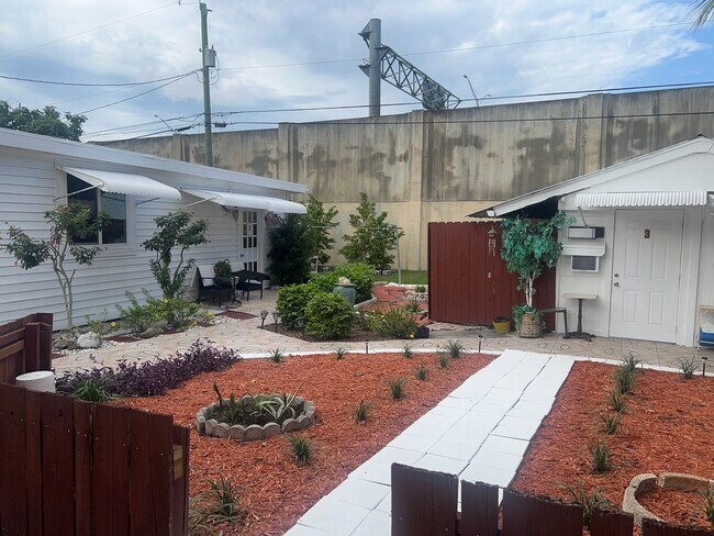 Foto del edificio - 1417 Tropical Dr
