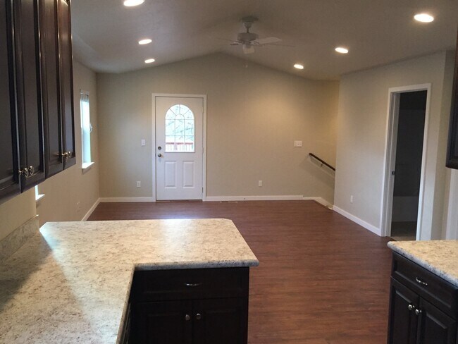Foto del edificio - 728 Edgewood Pl