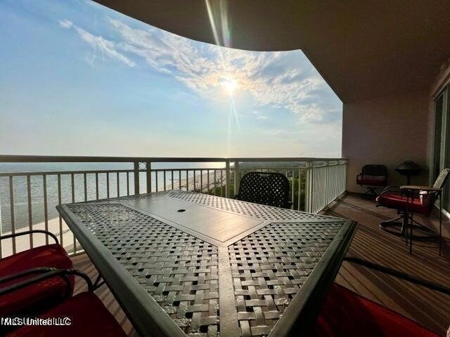 Building Photo - 2228 Beach Dr