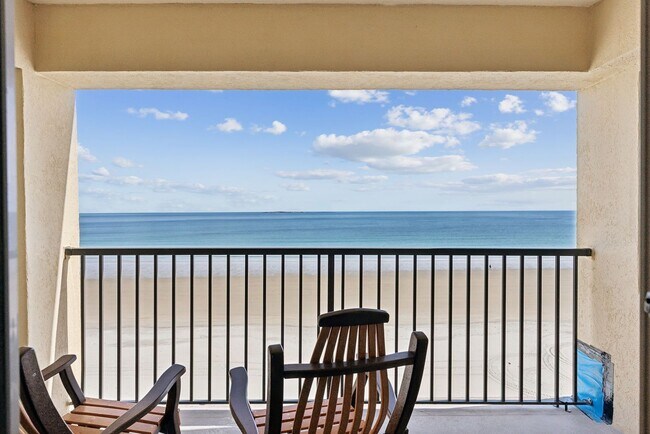 Foto del edificio - Fully Furnished Oceanfront 2 bed/2 bath