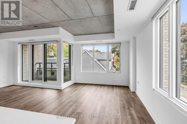 Building Photo - 115 Larchmount Ave