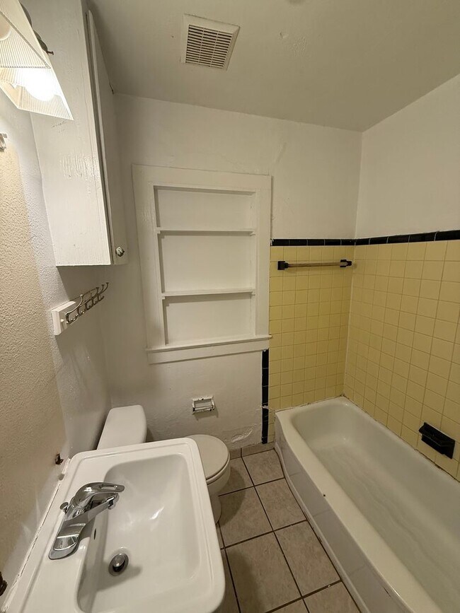 Building Photo - 4 Bed 2 Bath House with Bonus Room and Fen...