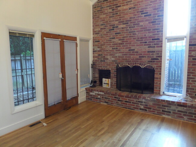 Building Photo - 112 Scott St.  4BR/3BA TH in Pig Town. HAL...