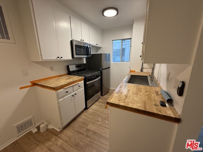 Foto del edificio - 1218 McClellan Dr