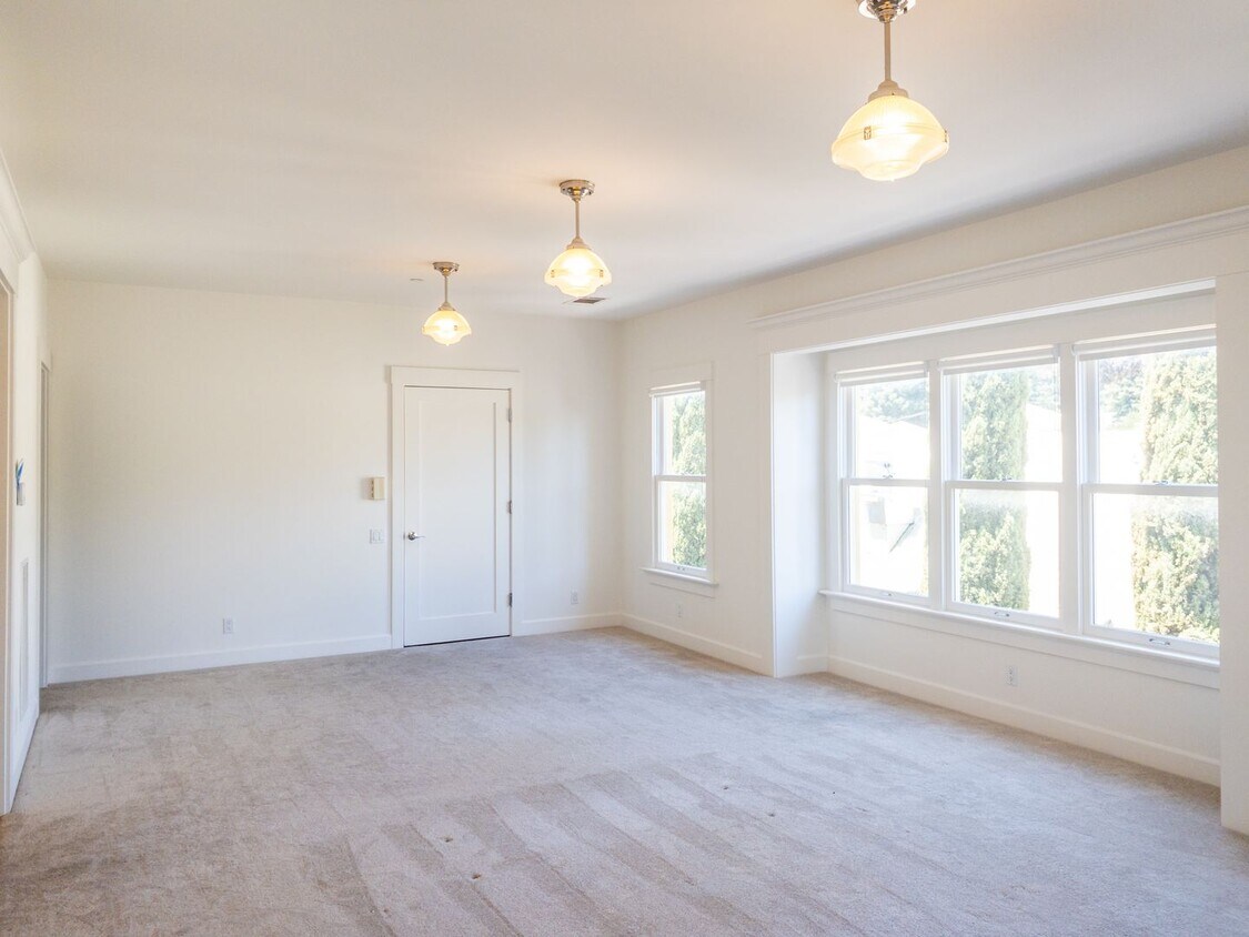 Primary Photo - Charming 2BD/1BA Top Floor Apartment! Laun...
