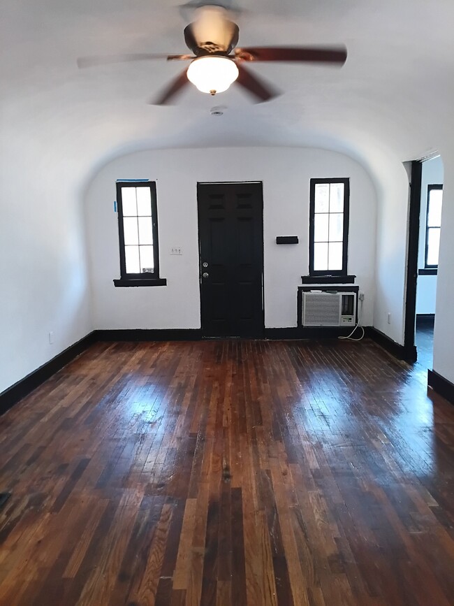 Building Photo - 210 E Normandie Ave