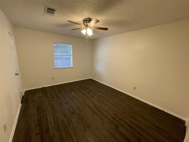 Foto del edificio - 7004 Millrace Dr