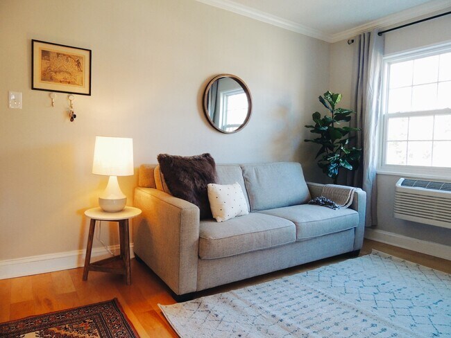 Foto del edificio - 2237 Farrington Avenue, Unit 201