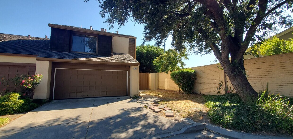 Primary Photo - Charming 3BD/2.5BTH Townhome For Rent