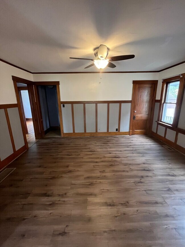 Building Photo - Spacous 4 bed 2 bath house $1,100