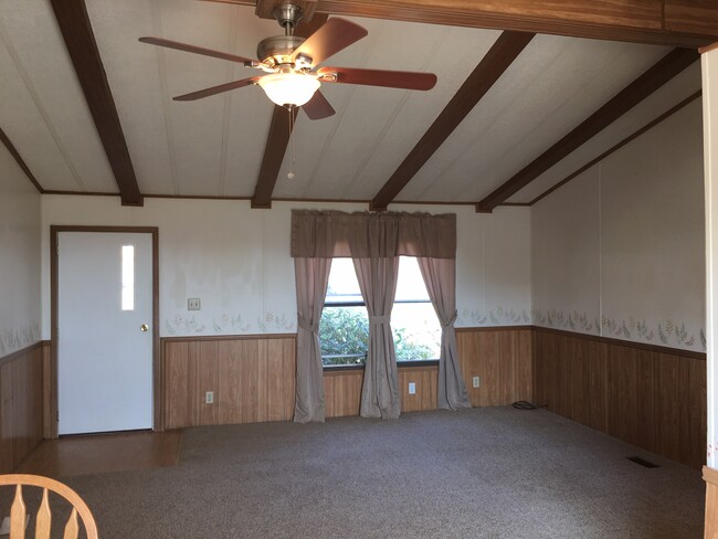 Building Photo - 446 Maples Rd