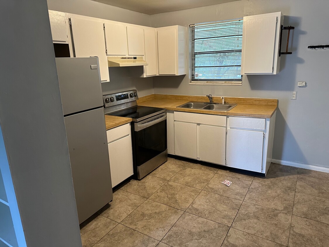 Foto principal - 2984 Myra St