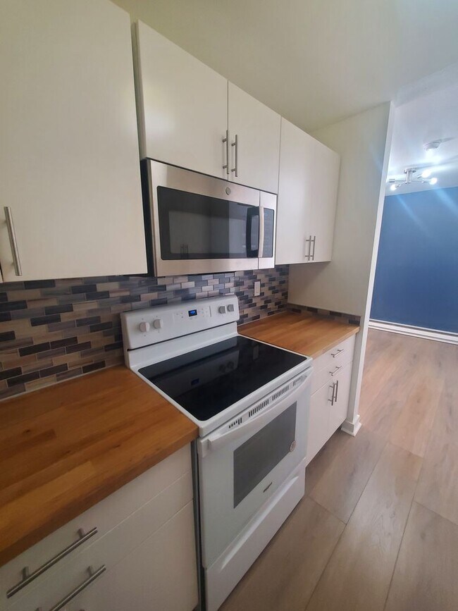Foto del edificio - Modern 1 Bed Condo Offering 1 Month in Ren...