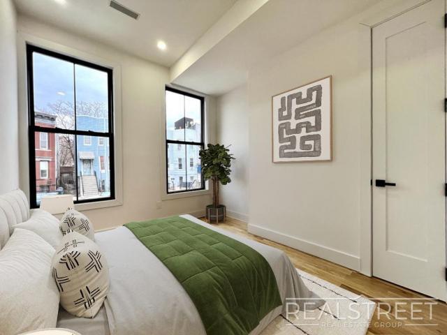 Foto del edificio - 3 bedroom in BROOKLYN NY 11213