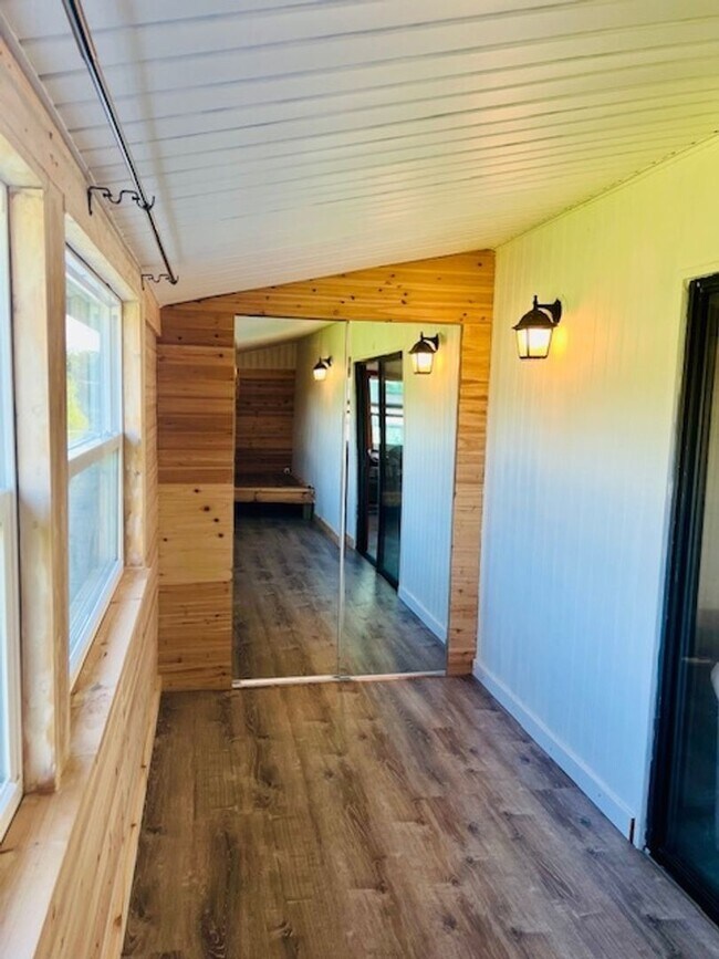 Foto del edificio - Charming 2BR WATERFRONT Cabin in Cocoa