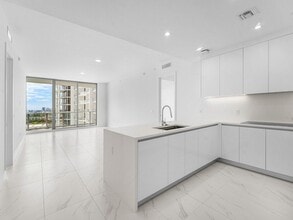 Building Photo - 220 Lake Shore Dr