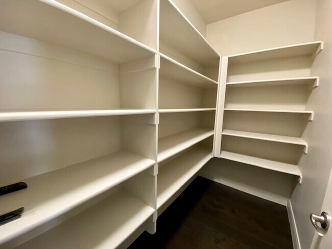 Foto del edificio - SPACIOUS HOME FOR RENT!